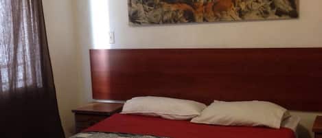 Apartamento, baño privado (Standard Apartment 3 People) | Escritorio y wifi gratis