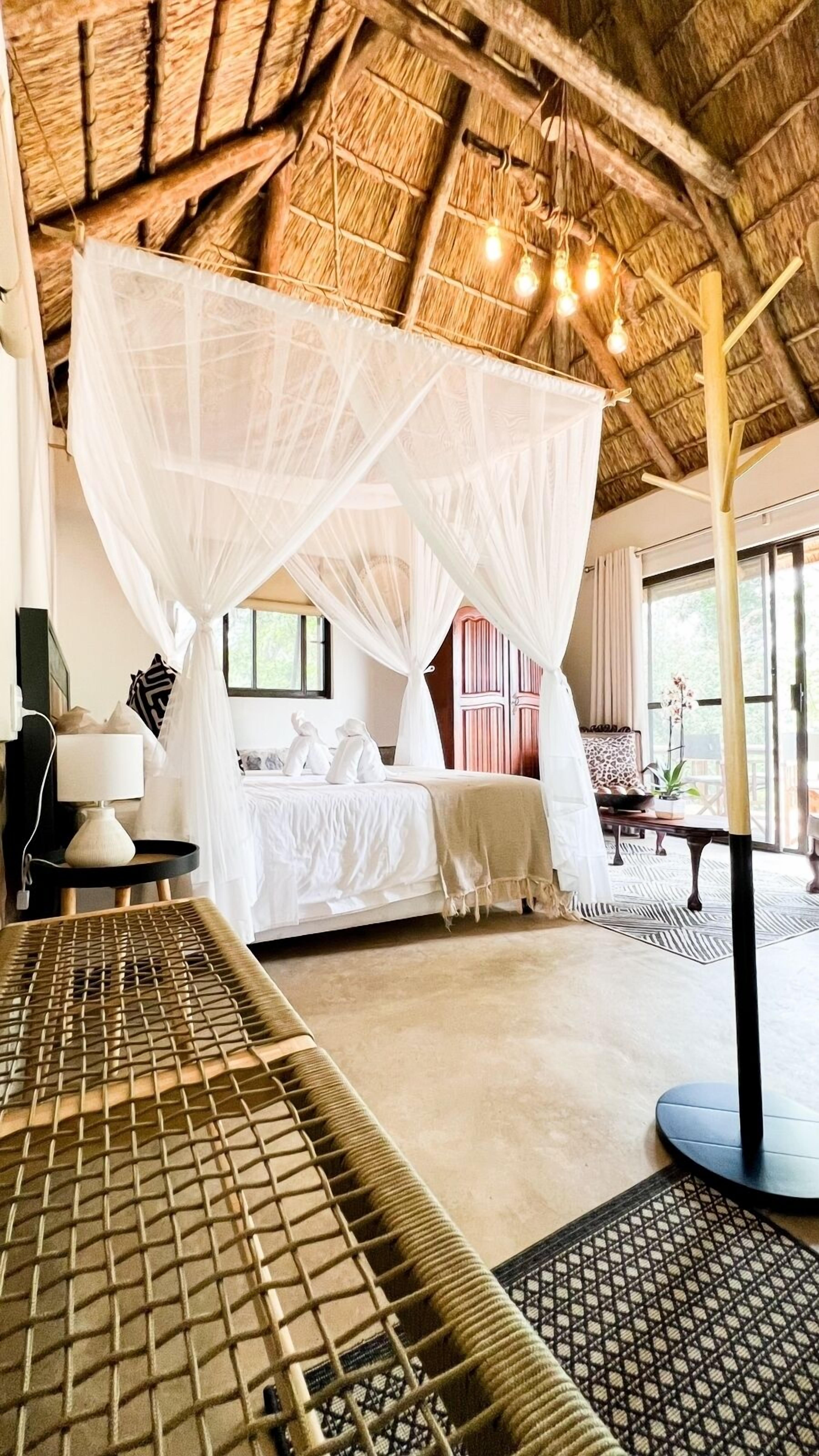 Romantische tweepersoonskamer, 1 queensize bed, niet-roken, uitzicht op rivier | Luxe beddengoed, een minibar, individueel gedecoreerd