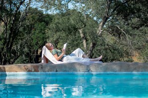 Außenpool, Sonnenschirme