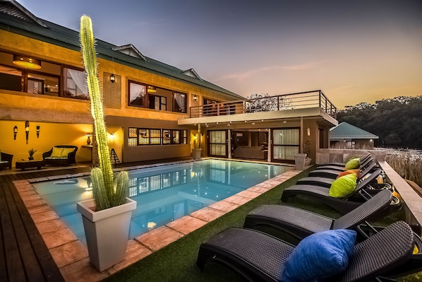 Kolam renang outdoor, dengan kursi berjemur