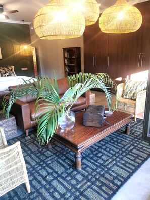 Kamar Double Mewah | Seprai premium, minibar, brankas, dan didekorasi berbeda-beda