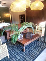 Ropa de cama de alta calidad y minibar