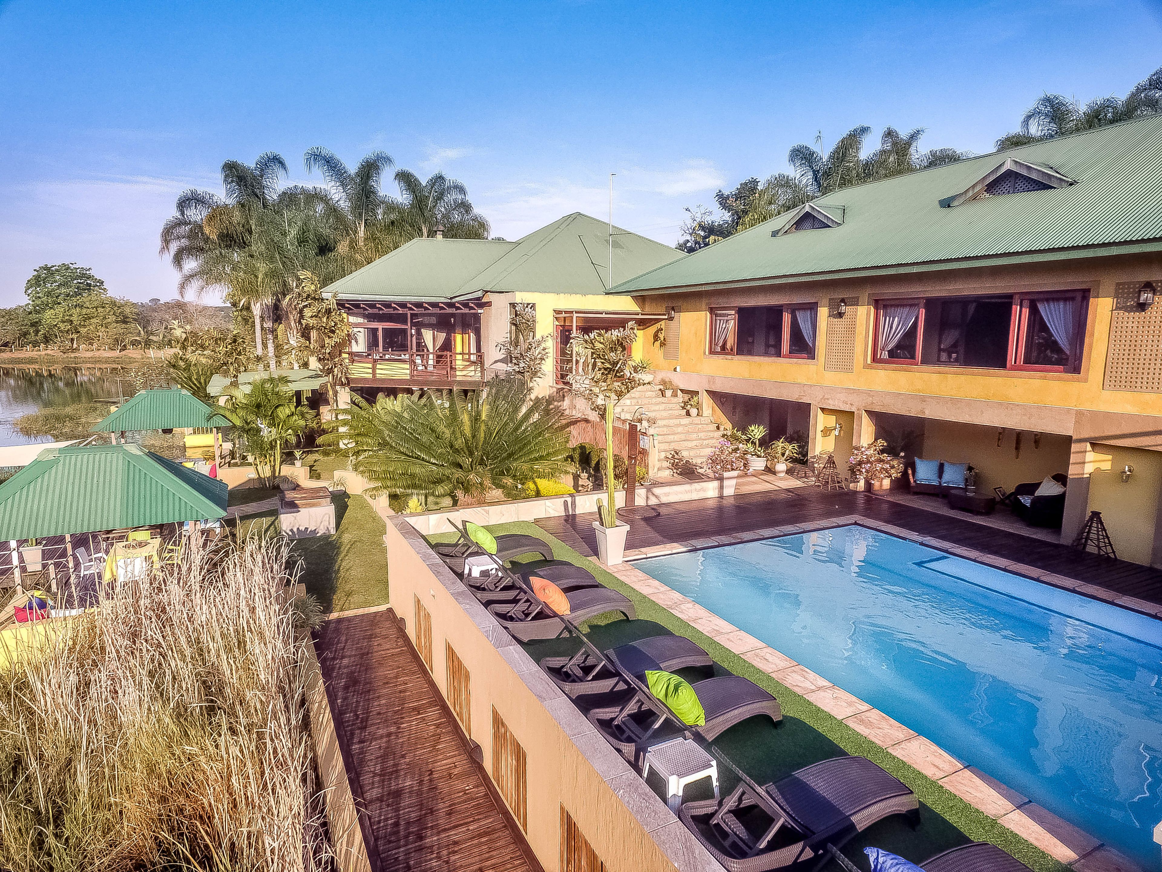 Kolam renang outdoor, dengan kursi berjemur