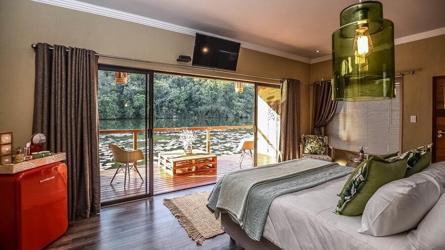 Bambuu Lakeside Lodge