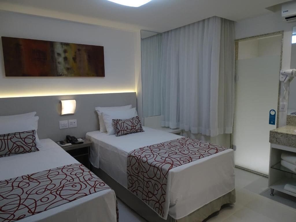 Minibar, escritorio y espacio para trabajar con laptop 