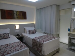 Minibar, escritorio y espacio para trabajar con laptop 