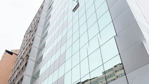 The Rede Andrade Lara Hotel building facade with reflective glass windows and a sign indicating the hotel's name. - Rede Andrade Lapa (Rio de Janeiro)