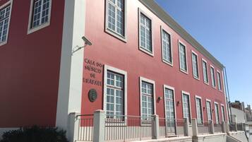 Un edificio rojo con múltiples ventanas y un letrero que dice "Casa do Medico de S. Fial".