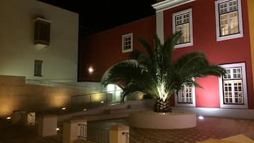 Fachada da propriedade à noite