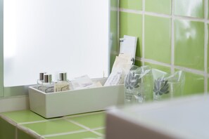 حوض استحمام عميق، برانس (أردية) حمّام، خف للقدمين، مناشف