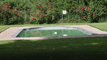 Utomhuspool och solstolar