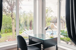 Chambre Double Économique, salle de bains attenante, vue piscine (Main Floor)