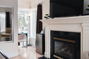 Standard-Doppelzimmer, mit Bad (Fireplace, Main floor)