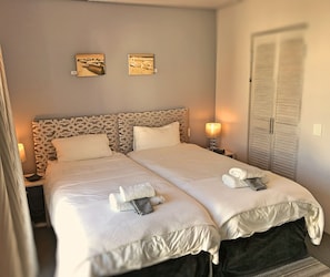 2 bedrooms, in-room safe, desk, iron/ironing board - Quay West (Bergrivier)