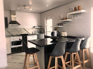 Familienhaus | Eigene Küche | Großer Kühlschrank, Mikrowelle, Ofen, Herdplatte