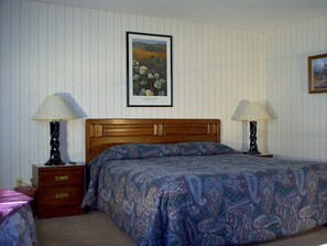 Rom – deluxe, 1 kingsize-seng | Wi-fi (inkludert) og sengetøy