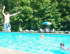 Una piscina al aire libre de temporada