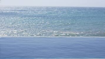 Außenpool, Infinity-Pool, Liegestühle