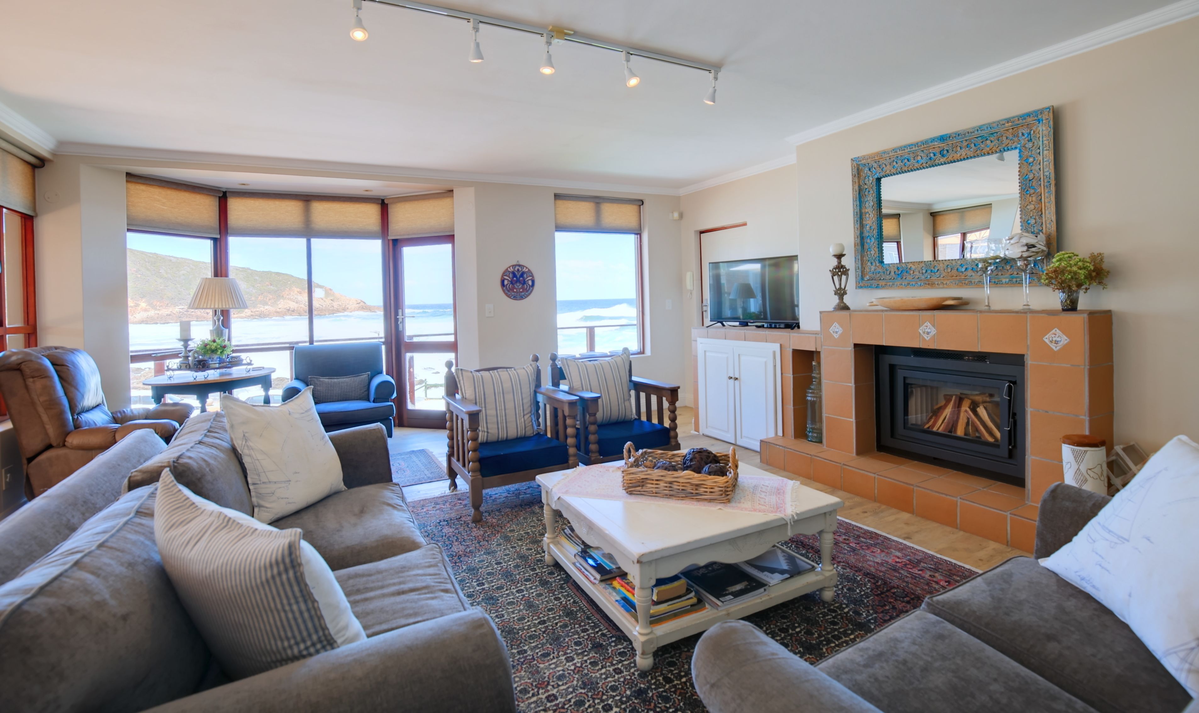 Apartamento familiar, 5 habitaciones, vistas al mar | Zona de estar | Una televisión de pantalla plana, una chimenea