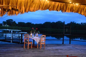 حيث تُقدم وجبات الإفطار، الغداء، العشاء، الأطباق المحلية