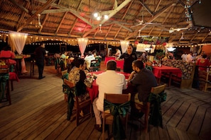 Café da manhã, almoço e jantar; culinária local