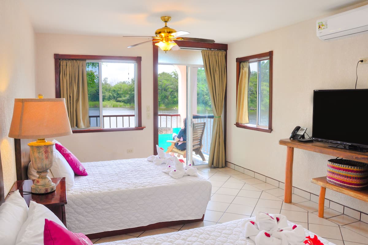 Habitación Premium, 2 camas de matrimonio, vistas al río | Escritorio, cortinas opacas, sistema de insonorización y ropa de cama