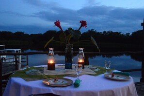 حيث تُقدم وجبات الإفطار، الغداء، العشاء، الأطباق المحلية