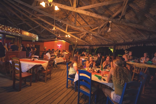 Café da manhã, almoço e jantar; culinária local