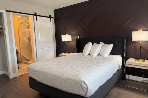 Habitación estándar, 2 camas Queen size (Pet Friendly) | Ropa de cama hipoalergénica, cortinas blackout y insonorización