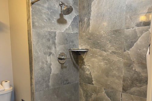 Habitación estándar, 2 camas Queen size (Pet Friendly) | Baño | Amenidades de baño de diseñador, secadora de cabello, toallas, jabón