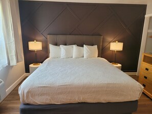 Signature Room, 1 King Bed | Hypo-allergenic bedding, blackout drapes, soundproofing, free WiFi