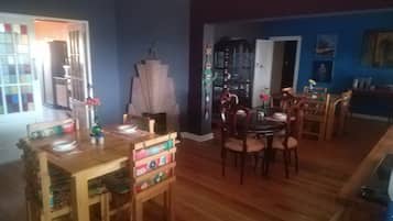 Café da manhã com buffet grátis todos os dias