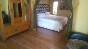 Une chambre à coucher avec un lit, une armoire et une fenêtre.