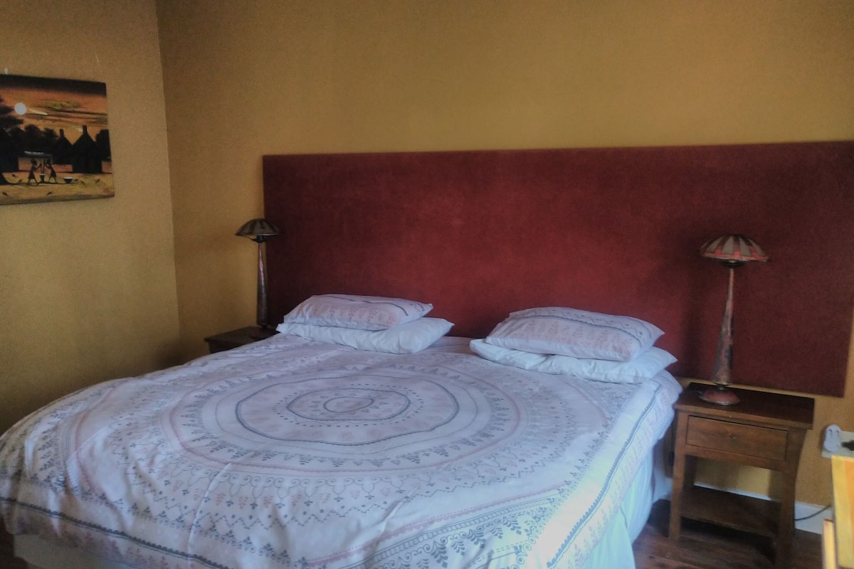 Habitación de lujo | Caja fuerte, escritorio, tabla de planchar con plancha