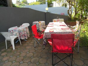 Outdoor dining - Valley Guest House (Port Elizabeth)