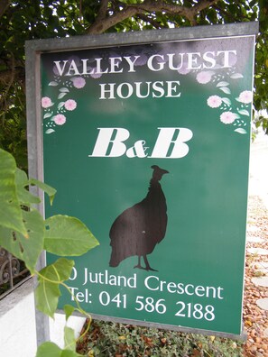 A sign for Valley Guest House with a silhouette of a bird, indicating a B&B. - Valley Guest House (Port Elizabeth)