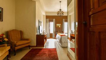 Junior Room, 1 King Bed | Premium bedding, in-room safe, desk, soundproofing