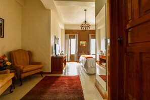 Junior Room, 1 King Bed | Premium bedding, in-room safe, desk, soundproofing