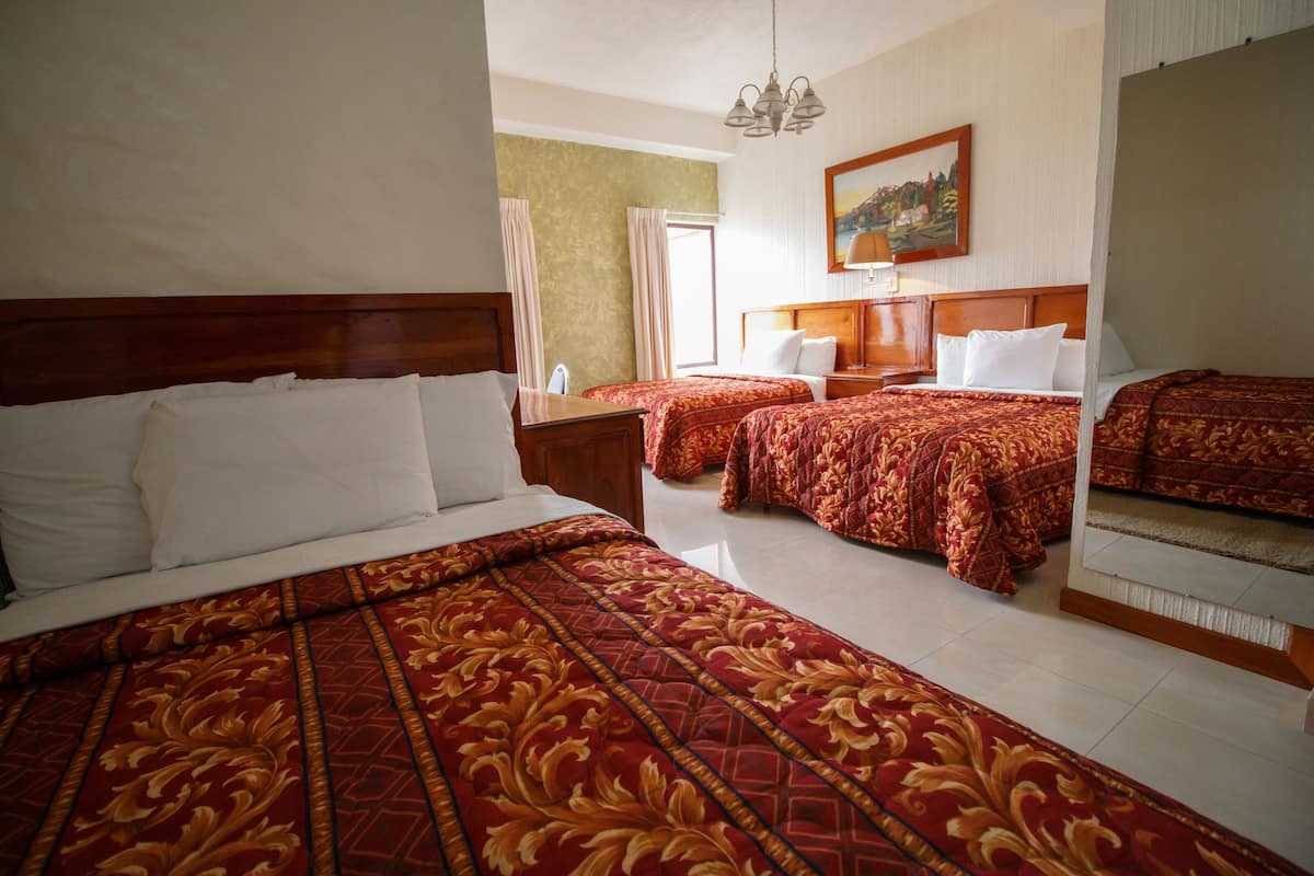 Standaard Twin kamer, 3 eenpersoonsbedden | Luxe beddengoed, een kluis op de kamer, een bureau, geluiddichte muren