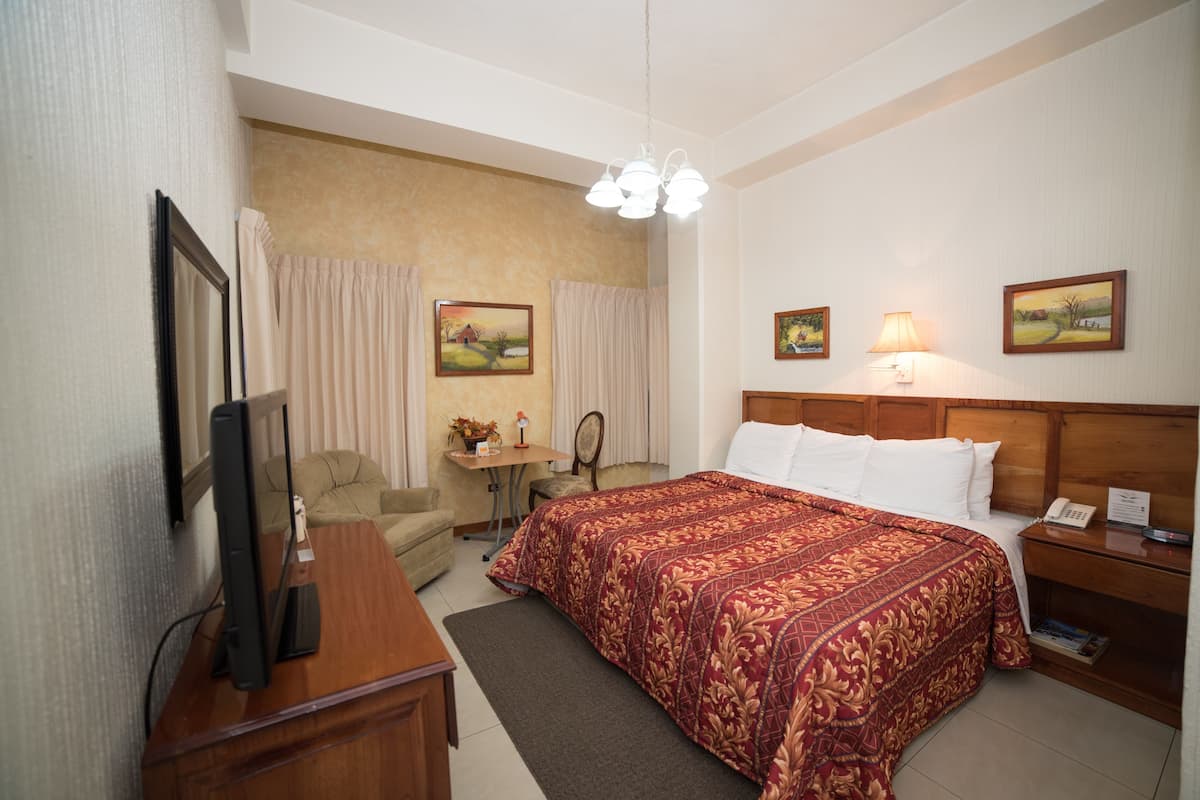 Luxe beddengoed, een kluis op de kamer, een bureau, geluiddichte muren