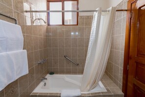 Standard Twin Room, 2 Single Beds | Bathroom | Free toiletries, hair dryer, bathrobes, towels - Hotel Anna Inn (Olintepeque)
