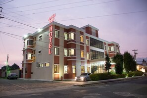 Fassade der Unterkunft – Abend/Nacht