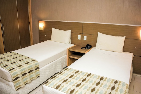 Habitación individual estándar (Twin) | Minibar, escritorio, cortinas opacas y cuna de viaje
