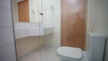 Singola Standard (Twin) | Bagno | Doccia, set di cortesia gratuito, asciugacapelli, asciugamani