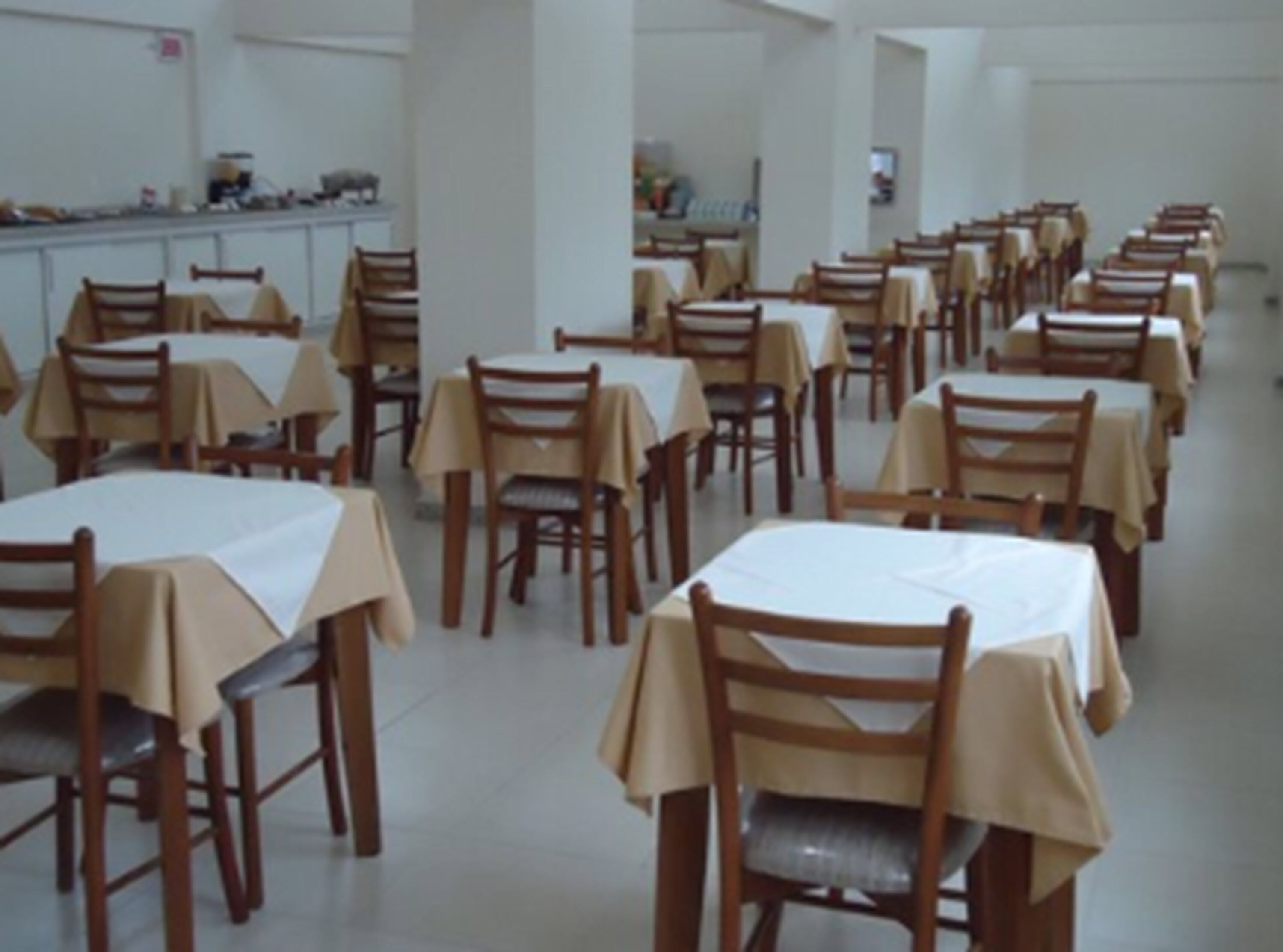 Café da manhã com buffet grátis todos os dias