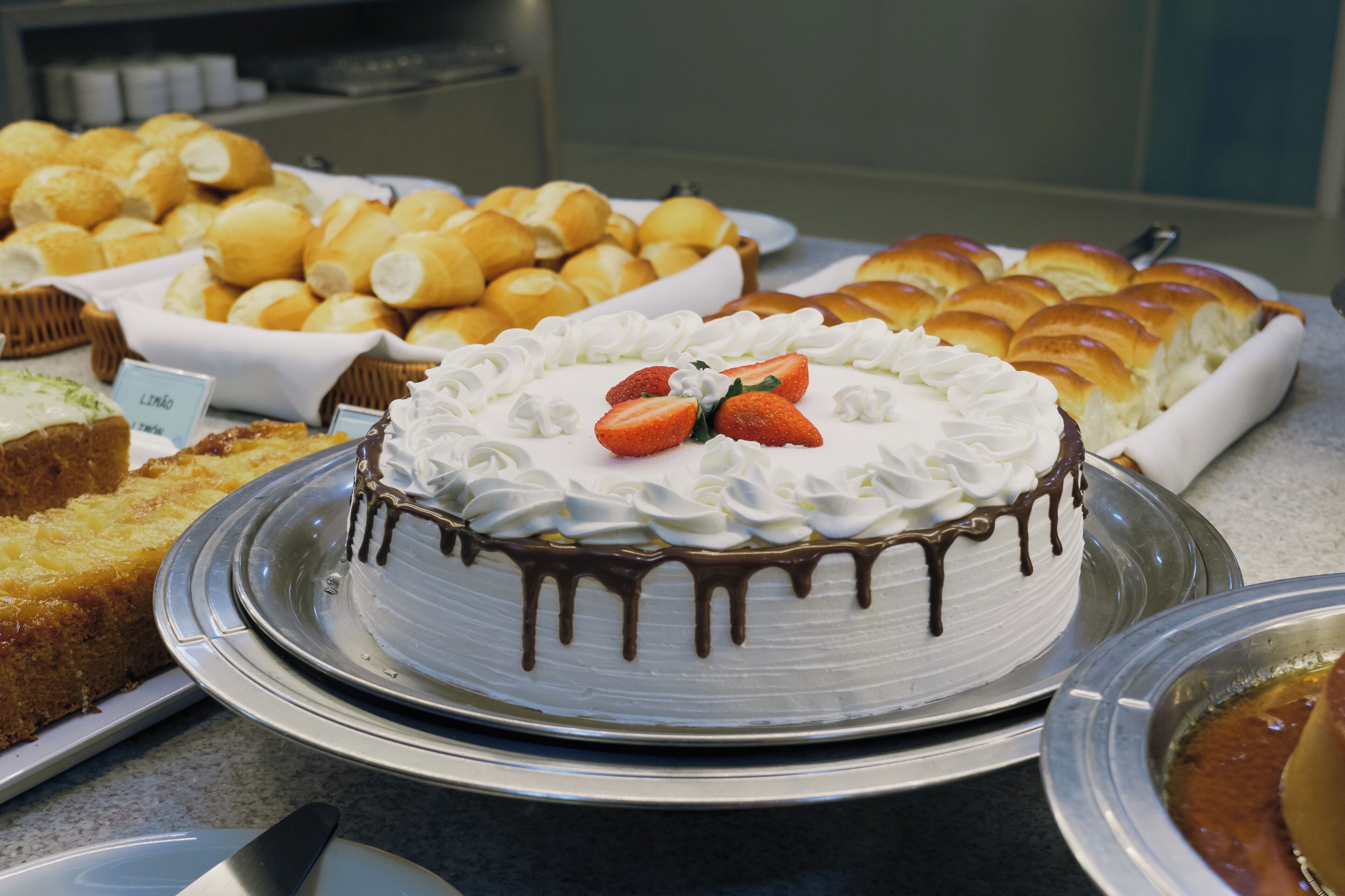 Ett stort urval av bakverk och desserter fanns att se, bland annat en tårta med vispad grädde och jordgubbar, samt andra sorters bakelser.