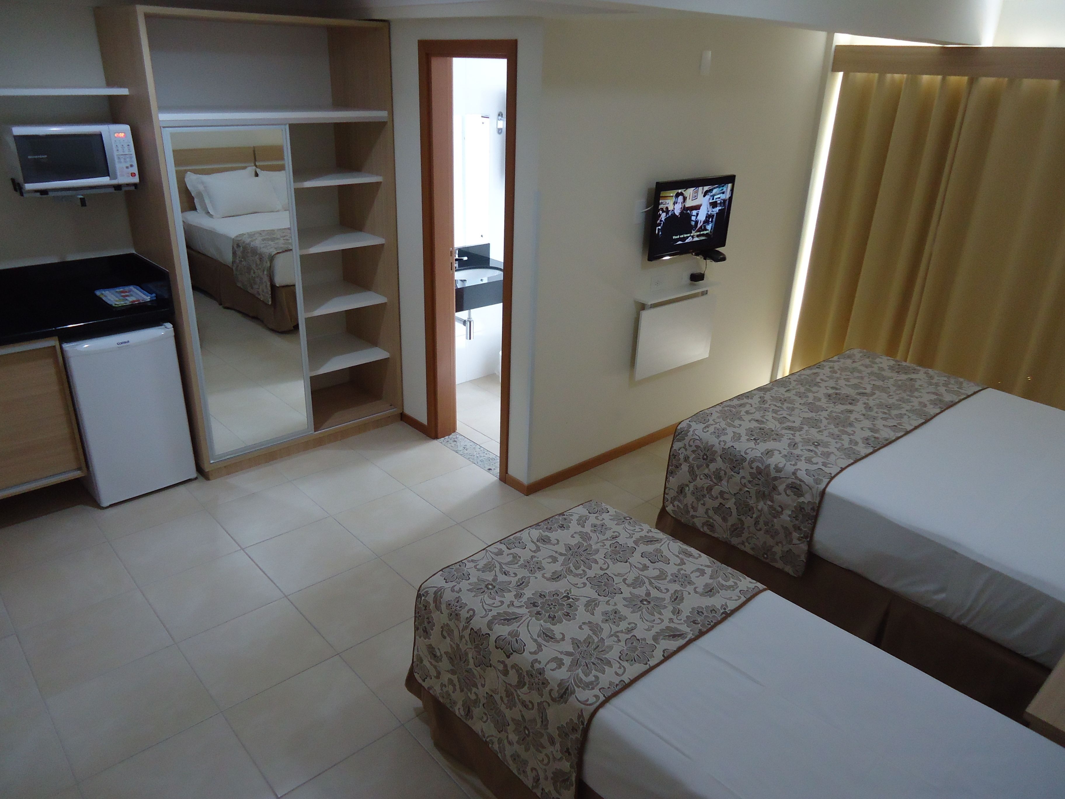 standard triple room | 1 bedroom, minibar, in-room safe, laptop workspace
