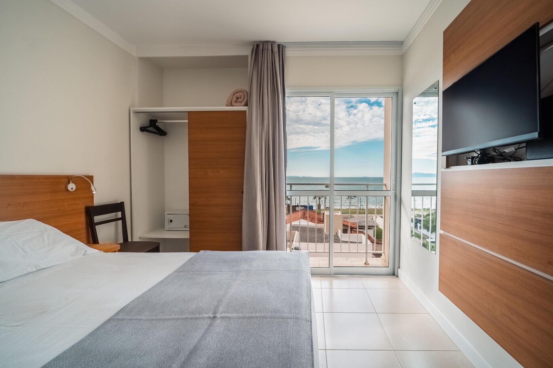 Minibar, in-room safe, laptop workspace, blackout drapes