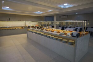 Un buffet con diversi cibi e piatti disposti su un bancone.
