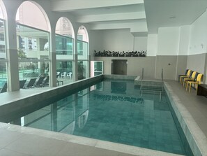 Una piscina cubierta